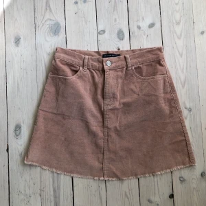 Manchesterkjol - Ljusrosa manchesterkjol från Brandy Melville 💗 Storlek S, i superfint skick förutom två pyttesmå svarta prickar på baksidan som knappt syns. Frakt +66kr 