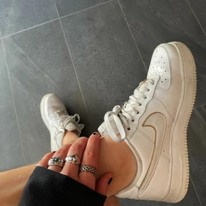 Nike Airforce - Nike Airforce med guldiga detaljer! Köpta för 1075kr och är i bra skick. 