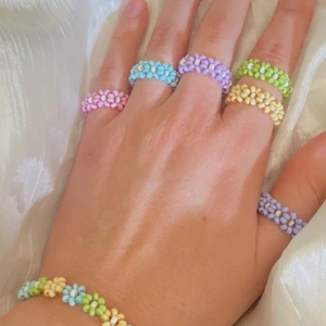 Ringar  - Jag gör dessa ringar själv🤩 ADELE ringar🌸 finns nu i flera färger🤩 Se andra bilden för färger och namn❤️ 1 för 45kr 2 för 80kr 3 för 120kr Frakt på 15kr tillkommer❤️ FÄRGER SOM INTE FINNS TILLGÄNGLIGA: LILA OCH JEANSBLÅ