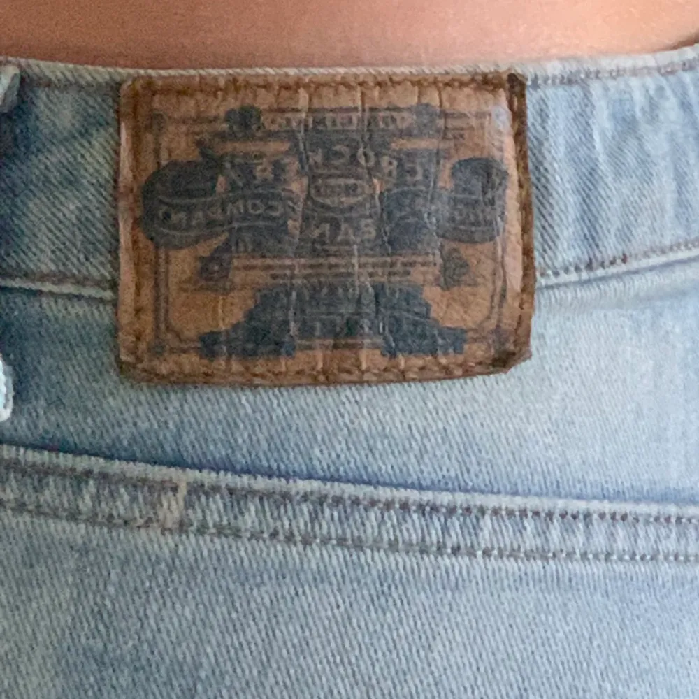 Skit snygga Low-waist jeans från Crocker!! Men som tyvärr är för stora för mig ):❤️ I storlek 28/28😁 Jag är S när det gäller byxor och de är lite stora på mig✨ Kan gå ner i pris till 150kr inklusive frakt vid snabb affär!🥰. Jeans & Byxor.