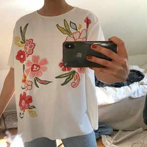 Blommig tröja - Så fin och somrig tröja! Köpt på Arkivet för nåt år sen men ursprungligen från Zara. Storlek XXL, sitter snyggt oversized på mig som brukar bära XS-S💞