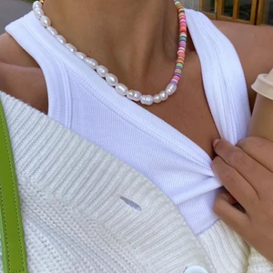 Halsband - Snyggt halsband perfekt till våren och sommaren! Gjort av äkta sötvattenspärlor och färgglada polymerpärlor💌 Gör på beställning så långt lagret räcker så passa på!🥰 249kr/styck! 