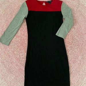 Klänning från French Connection - En stretchig klänning med vadderade axlar från French Connection. Storlek 36, klänningens längd 86 cm. Använd en gång. 