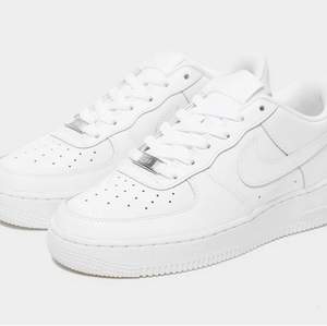 Intressekoll på mina helt oanvända Nike air force på grund av fel storlek. Stl 39, motsvarar 24,5cm. Skriv privat för mer info.💓 köparen står för frakt 