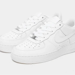 Nike air force 1 - Intressekoll på mina helt oanvända Nike air force på grund av fel storlek. Stl 39, motsvarar 24,5cm. Skriv privat för mer info.💓 köparen står för frakt 