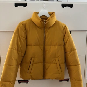 Dunjacka - Super fin dunjacka i stolek S. Använd fåtalet gånger. Pris: 125kr exklusive frakt, vid flera intressen gäller högsta bud!💓