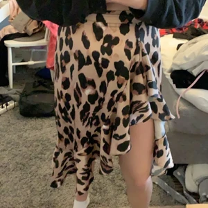 Kjol från SHEIN - Sparsamt använd kjol i typ siden material. Från shein. Fler bilder kan fås mot intresse. Pris kan diskuteras