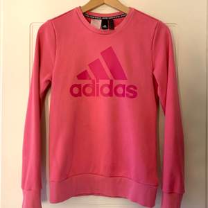 En rosa adidas tröja, från stadium. Super fin men kommer inte till användning, använd minst 4 gånger. Ursprungs pris 499kr!