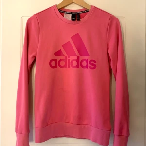 Adidas tröja  - En rosa adidas tröja, från stadium. Super fin men kommer inte till användning, använd minst 4 gånger. Ursprungs pris 499kr!