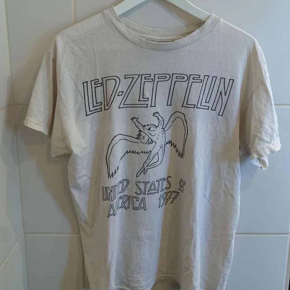 Säljer denna Led Zeppelin tshirten som är köpt på Urban Outfitters. Stl S-M och säljes för 150kr + frakt😍. T-shirts.