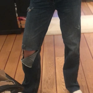 Zara jeans - Säljer mina unika zara jeans som är slutsålda. Egenklippta hål, super fina💕