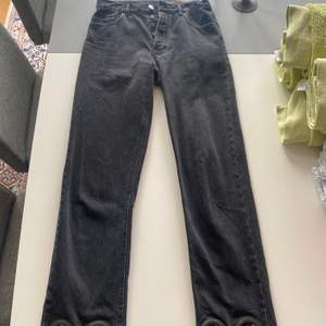 Säljer dessa skit coola jeans från ASOS som tyvärr inte kommer till användning längre, användt väldigt få gånger, så dem är som nya. W 26 L 36