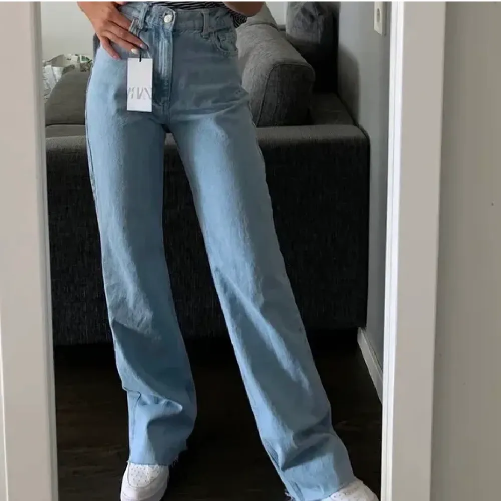 Fina och högmidjade jeans från zara. Avklippta men går ner i marken på mig som är 170💕 (lånad bild). Jeans & Byxor.