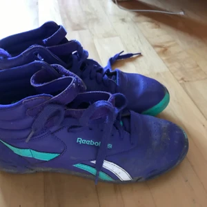 Reebok skor - Lite smutsiga men så fina reebok skor i asbra skick!! Köptes för 600kr secondhand. Passar 38-39. 