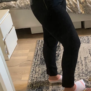 Svarta kostymbyxor  - Dessa byxor är tighta men i ett stretchigt kostymmaterial vilket gör dem väldigt bekväma, dessa passar inte mig på grund av storleken och är därför helt oanvända❤️ Köpare står för frakten!