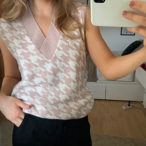 Stickad väst - Stickad väst i ljusrosa och vitt från Boohoo i storlek small, aldrig använd så plagget är i jättefint skick! Köparen står för frakten💕