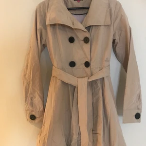 Beige kappa i stl S - Beige tunn kappa, dubbelknäppning fram, utsvängd nertill