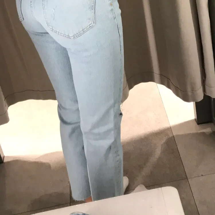Säljer dessa jeans från zara då jag tycker de är en aning korta för mig som är 168 ungefär. Bra skick!💕 storlek 34 men skulle nog passa en 32 också! 100 kr + frakt  . Jeans & Byxor.