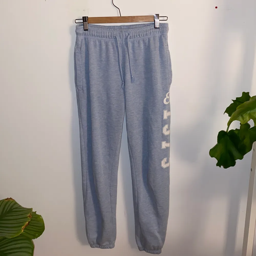 sköna ljusblå mjukisbyxor i storlek xs, men passar också s. de är från cubus och är inte mycket använda. köparen står också för frakt.. Jeans & Byxor.