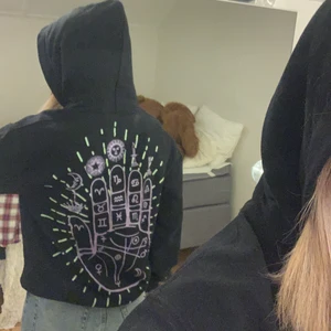 Hoodie med tryck på ryggen  - Säljer denna snygga hoodien med coolt tryck på ryggen. St Xs passar även S. Säljer för 150kr + 60kr frakt. 💞
