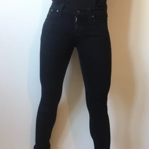 Svarta stuprörs-jeans - ”Låg” midja. Rejält jeanstyg så dom är lite stiffa. Snygg passform. Lite urtvättade. Inte nötta. Fin kvalitet. Ekologiska jeans från Nuudie Jeans o CO.