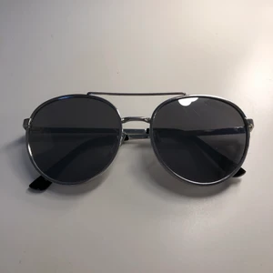 Solglasögon silver spegelglas - Lite repor i glaset. Skriv för mer frågor, om leverans väljs står kund för frakt kostnader