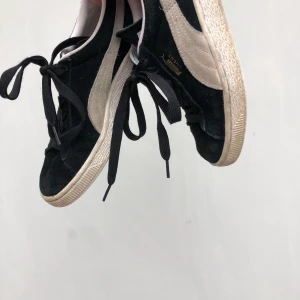 Puma Suede Svart - Säljer nu mina Puma suede, väl använda men fina, därav priset, storlek 36/37 ❤️