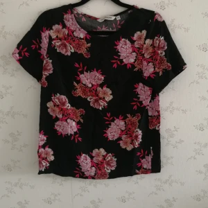 Blus KAPPAHL - En jättefin somrig blus med fina blommor på, från kappahl storlek XS😊