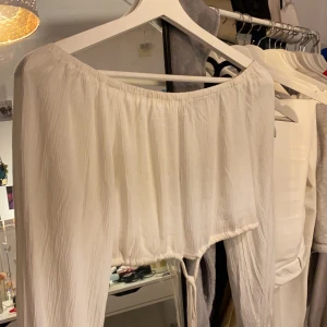 Off shoulder blus - Fin off shoulder blus från VILA med band som går att spänna in och knyta. Knappt använd. Skriv för fler bilder/info🥰