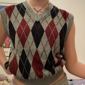 Söt stickad väst  - En väst i 100% akryl! Passar xs- större M skulle jag säga. Frakt tillkommer🥰