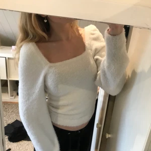 Vit fluffig tröja - Vit fluffig med små puffärmar! Den är i väldigt bra skick, säljer för 100kr + frakt 💗