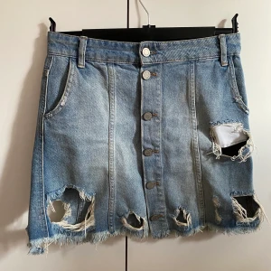 Kjol - En snygg jeanskjol ifrån Gina Tricot, bra skick!