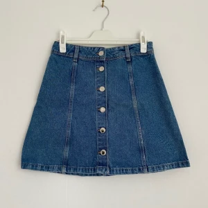 H&M jeanskjol, strl 34 - aldrig använd. strl 34. skriv vid intresse