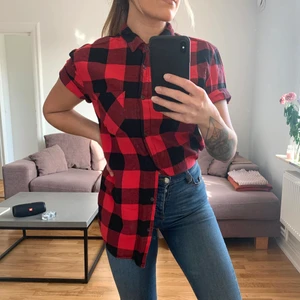 Rutig röd/svart skjorta från Carlings  - Rutig oversize skjorta köpt på Carlings av märket Saints & Mortals, storlek L. I gott skick. Har klippt av ärmarna, slätstrykt kanterna och sedan vikt upp dem. ”Mellantjockt” tyg. Köparen står för frakten som tillkommer 💌