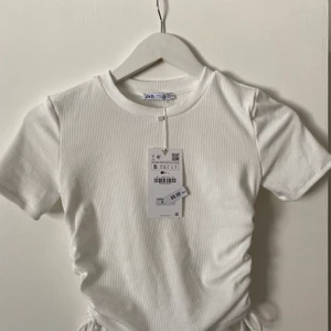 Tshirt Zara - Säljer denna fina tshirt från zara med lappen kvar! 70kr exklusive frakt!