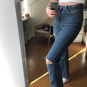 Jeans från weekday i mörkblå färg i modellen row 