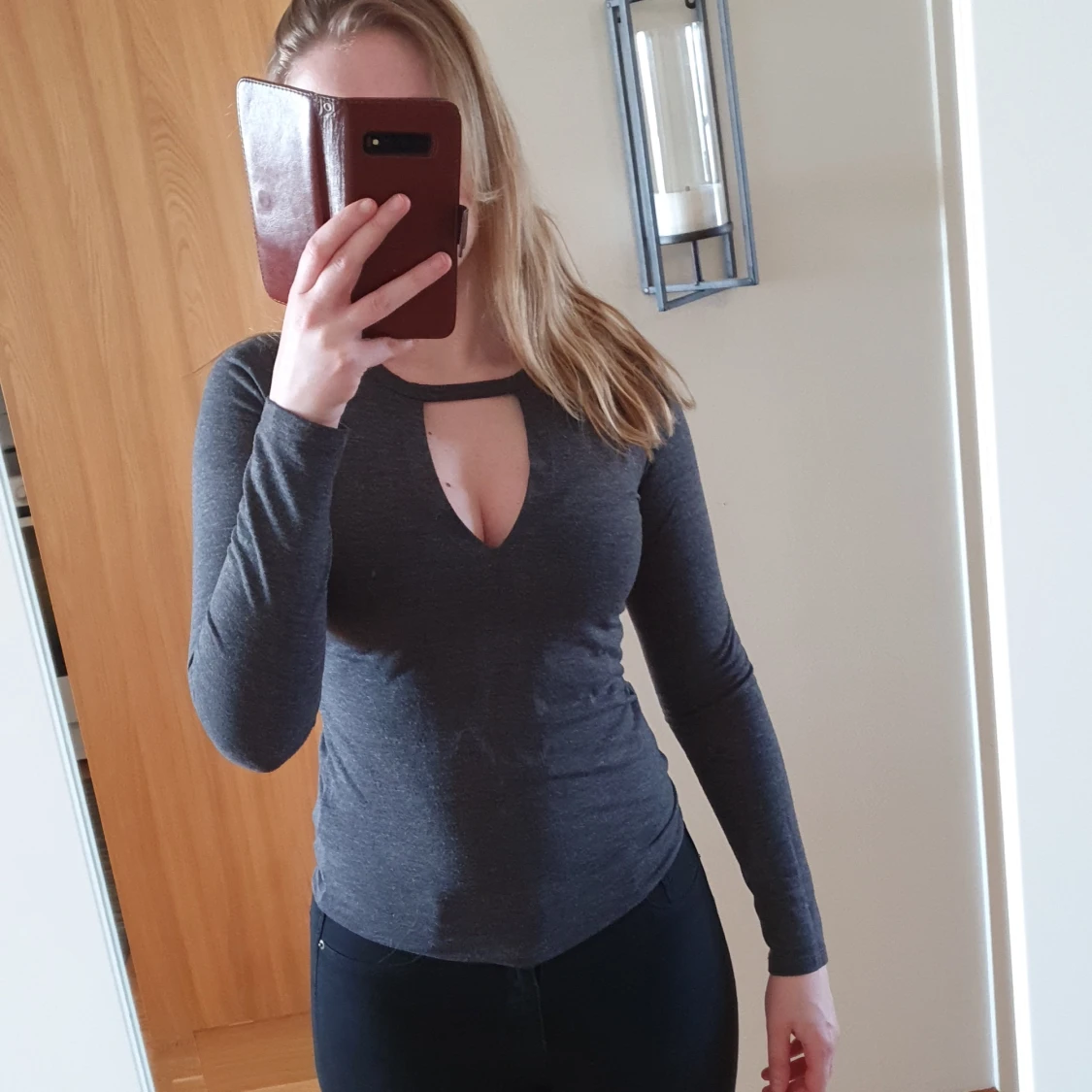 Snygg grå topp med urringning