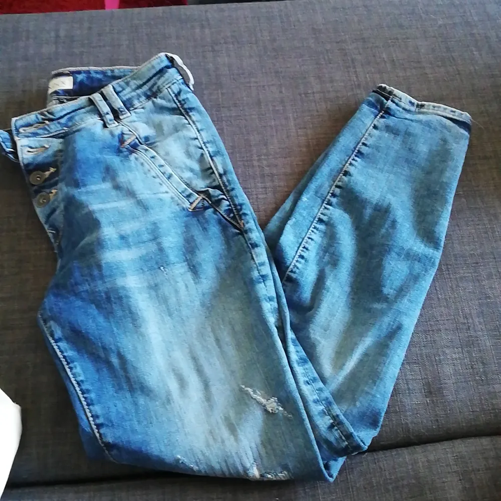 Fina boyfriend jeans från Lindex som inte används längre då dom är förstora på mig. De är i gott skick och väldigt bekväma. Köparen står för frakten. . Jeans & Byxor.