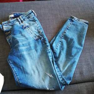 Fina boyfriend jeans från Lindex som inte används längre då dom är förstora på mig. De är i gott skick och väldigt bekväma. Köparen står för frakten. 