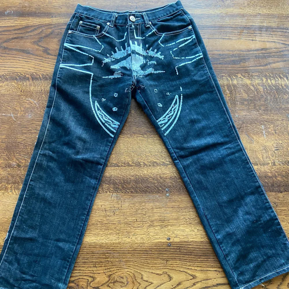 Intressekoll på dessa snygga jeans från märket ”Your local dealer” med brodering på baksidan och en annan sorts print på framsidan. Lite slitna på botten av byxbenen. Storlek 32x32. Jeans & Byxor.