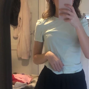 T shirt med puffärm - Säljer dessa två super fina t shirts med puffärmar, den gärna är i storlek S och den rosa är xs, super fina till sommaren⚡️🌈