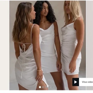 Silkesklänning - Såå fin klänning som jag säljer då den tyvärr inte satt så bra på mig. Köpt här på plick, aldrig använd med lappar kvar. Den är slutsåld överallt och passar perfekt till studenten! storlek 38 men skulle säga att det är mellan en 36 och 38 ungefär🤎🤎💕