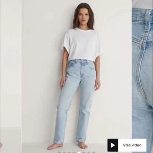 Levis jeans  - Säljer mina fina jeans från Levis då dem blivit för små. Storlek 25, längd 30. Sitter bra på mig i längden som är 167, det är cropped i modellen. Skriv för fler bilder privat! Nypris: 1099, mitt pris 500 💞💞💞