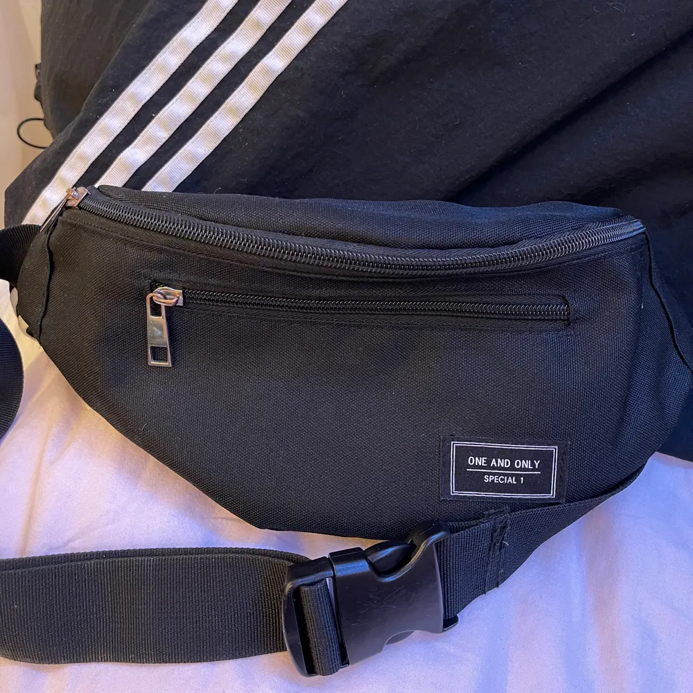 Fannypack köpt i Japan 2018✨ får plats med mer än vad man tror, 1 ficka på framsidan, 1 ficka på baksidan samt 1 liten ficka i fannypacken✨. Väskor.