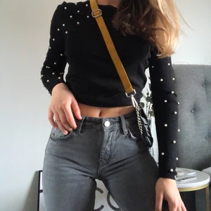 Zara Tröja - Superfin tröja från Zara🖤🖤 Någon pärla har lossnat men det är absolut inte något man tänker på!!