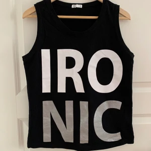 Topp Cubus - Svart, ärmlös topp med tryck från Cubus. Storlek XS, men lite större i storlek. Passar S/M också. 