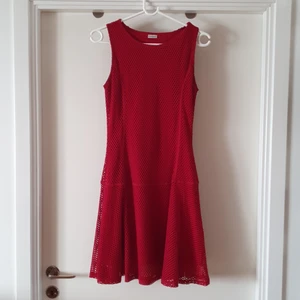 Röd festklänning - Fin röd festklänning. Två lager, det yttersta i rött tygnät. Fin passform. 