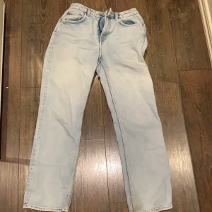 Weekday jeans - Hej! Tänkte sälja dessa jättefina jeans som jag köpte från Plick, men dom va tyvärr för stora för mig :( (dom två första bilderna är hennes) skriv för bättre bilder<3 köparen står för frakt.