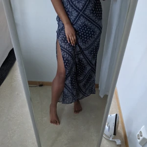 Lång kjol - En lång kjol med slits på båda sidorna. Använd endast en gång! Är 159 för referens