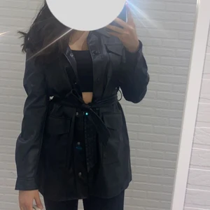 Läderjacka  - En oanvänt läderjacka, endast provad för att ta bilder. Säljes pga att har för många jackor. Passar perfekt till våren. Jackan är i storlek 38 men passar helt utmärkt på mig som bär på storlek 36 vilket motsvarar S. Den skulle även passa på någon i storlek 34